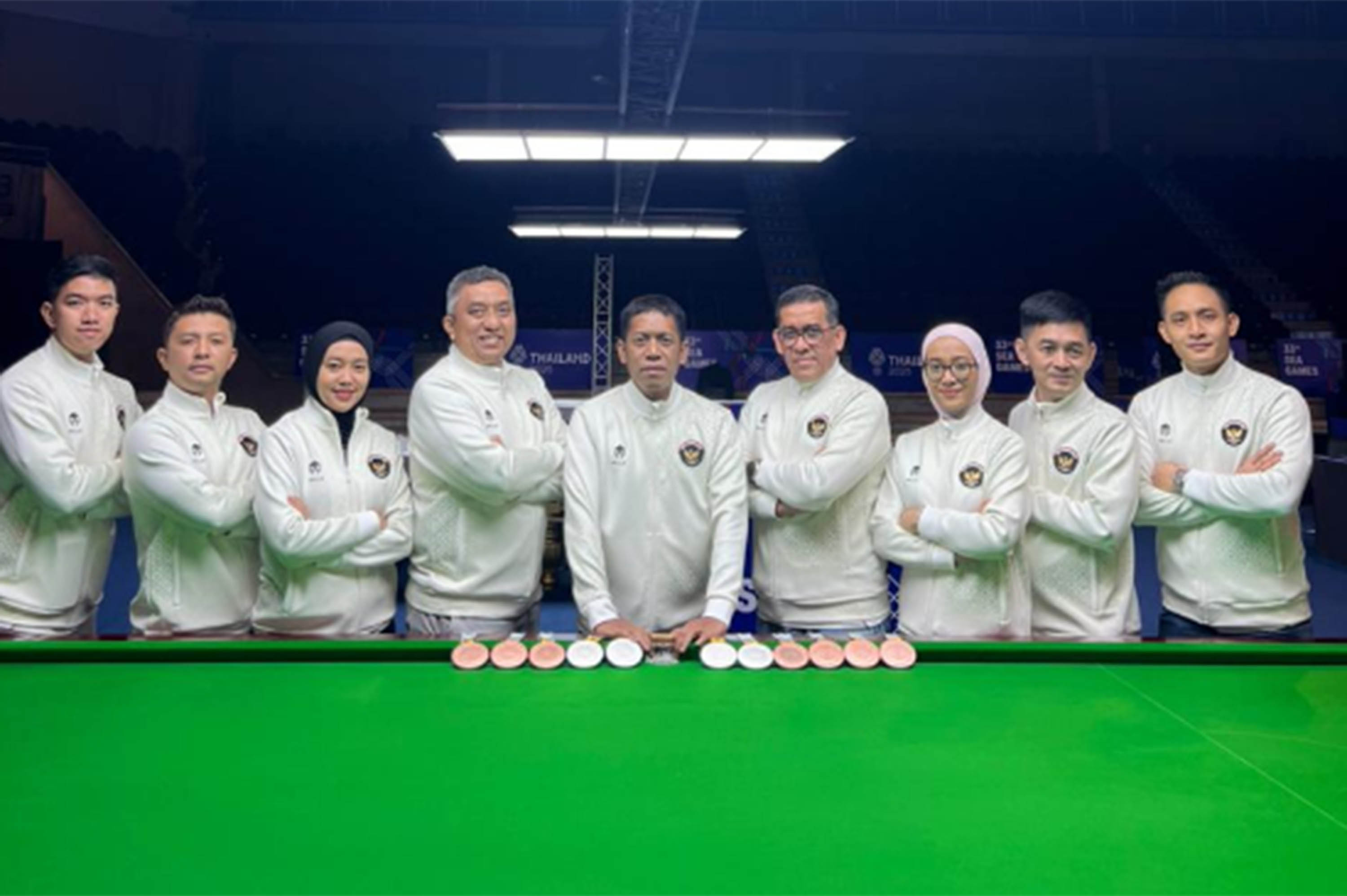 PRESTASI INTERNASIONAL: Annabella dan Emilia bersama tim snooker Indonesia yang bertanding di Sea Games Thailand.