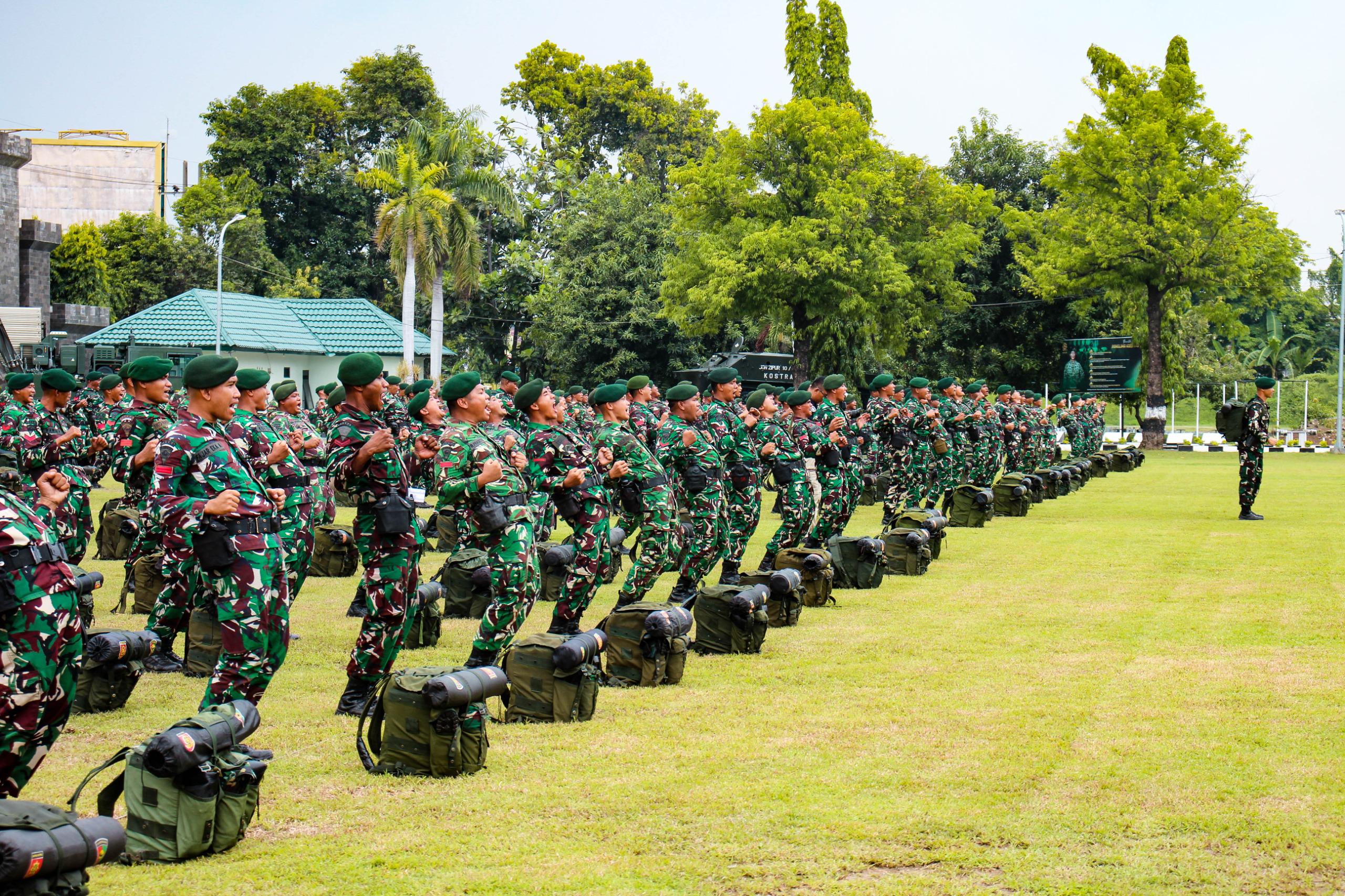 TUGAS NEGARA: Ratusan personel Yon Zipur Pasuruan yang akan berangkat ke Sumatra untuk misi kemanusiaan
