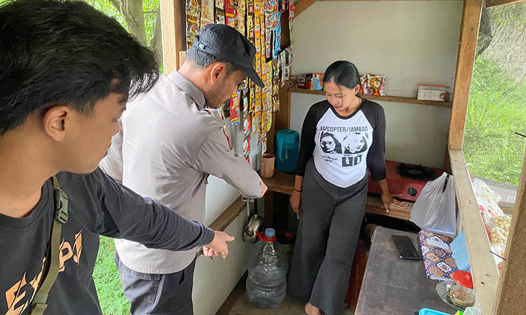 PERIKSA: Petugas kepolisian saat melakukan pemeriksaan atas pencurian yang terjadi di sebuah warung kopi milik Ida Khumaidah.