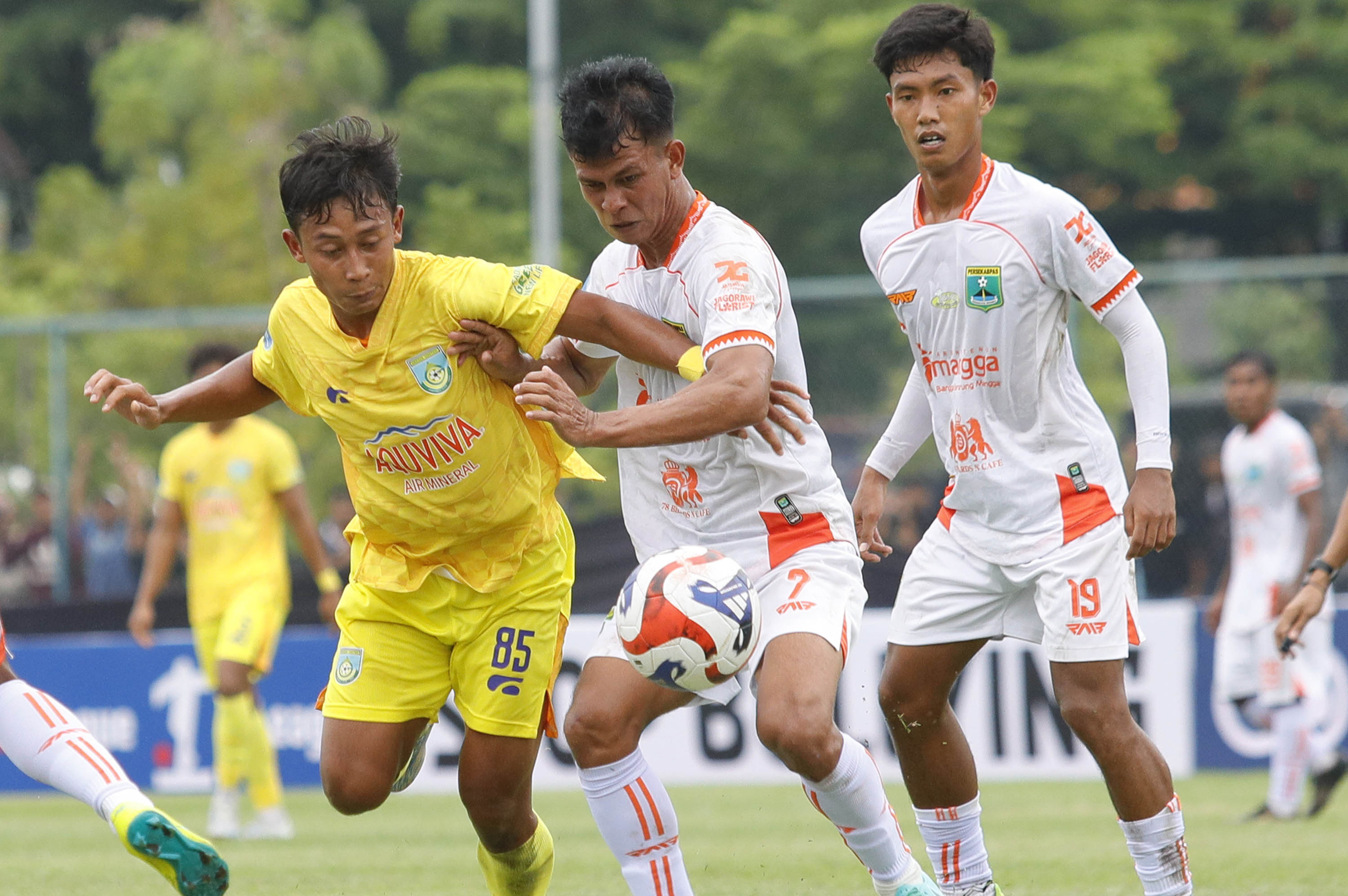PUNYA MODAL: Laga antara Gresik United (kostum kuning) dan Persekabpas saat di putaran pertama. Kedua tim bakal bertemu lagi sore nanti di laga putaran kedua.