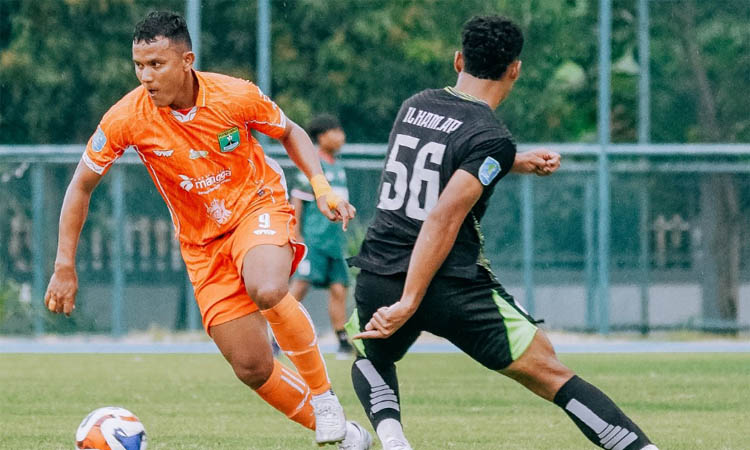 TAK TERBENDUNG: Laga antara Persekabpas (kostum oranye) saat menghadapi Gresik United di Lapangan Pasiran, Sabtu (20/12) sore.