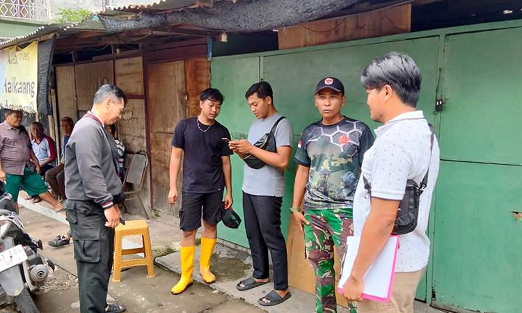 DIJAGA: Petugas kepolisian, TNI dan warga melakukan pengamanan setelah penemuan korban meninggal di dalam warungnya.