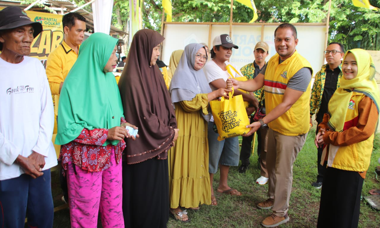 PEDULI: Rangkaian peringatan HUT ke-61 Partai Golkar diwarnai bazar sambako murah. Saking antusiasnya masyarakat, 1.000 paket sembako ludes tak sampai 2 jam, Jumat (31/10).