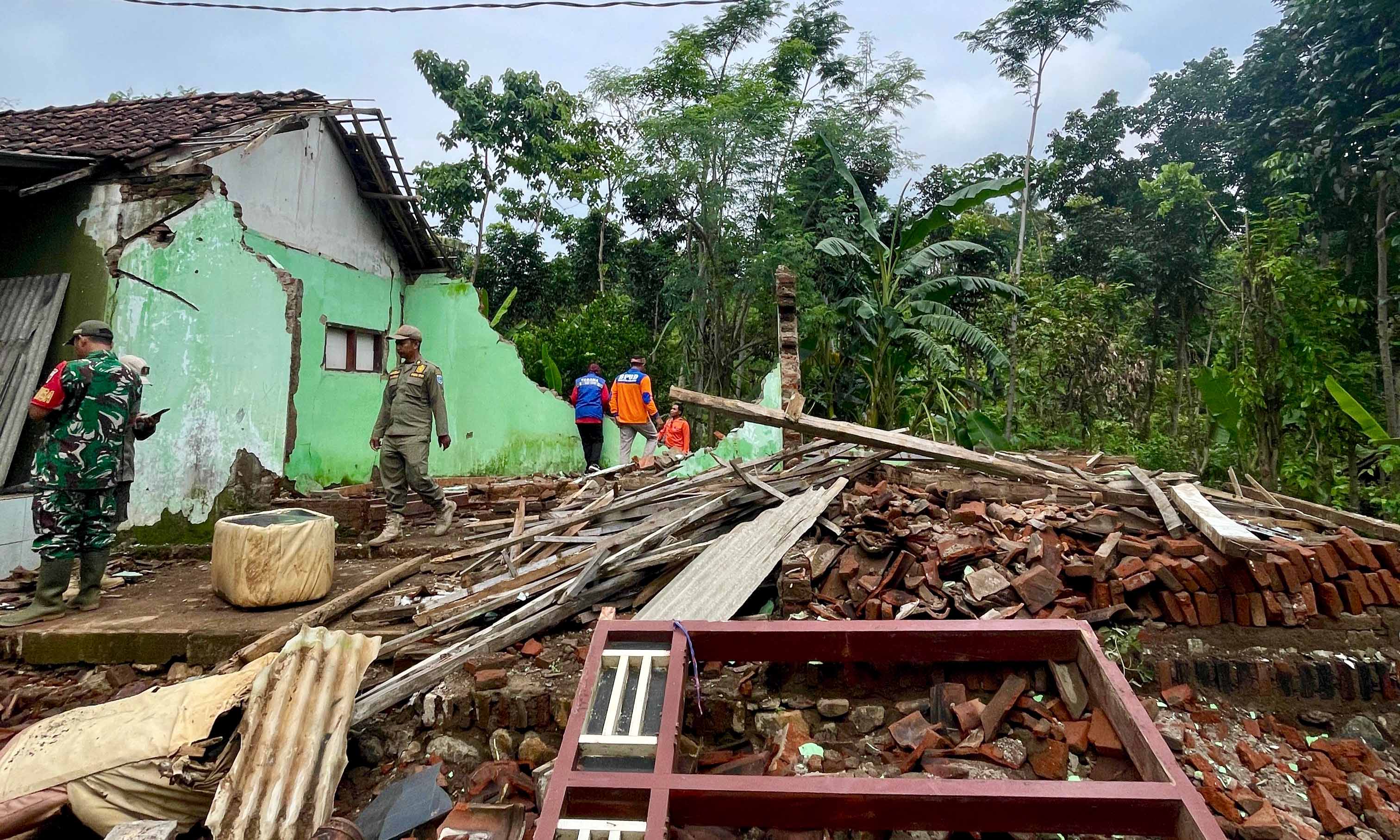 RUSAK: Petugas melakukan asesmen rumah rusak akibat bencana longsor di Dusun Krajan, Desa Krobungan, Kecamatan Krucil.