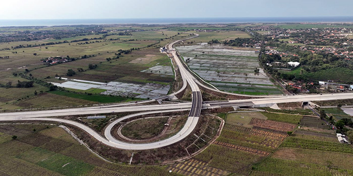 DIFUNGSIKAN: Jalan Tol Probolinggo-Banyuwangi (Probowangi) ruas Gending&ndash;Kraksaan (Paket 1) tampak dari atas. Selama libur Nataru, ruas ini akan dibuka fungsional.