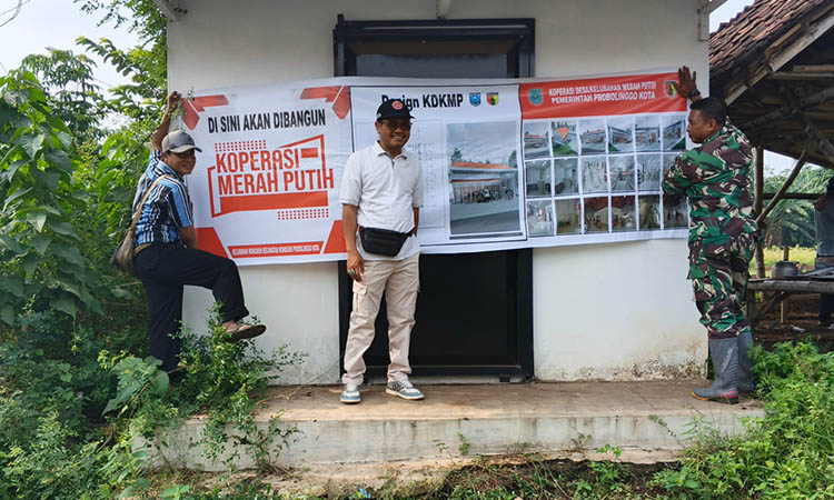 PROGRAM PUSAT: Ketua Komisi II : Ryadlus Sholihin Firdaus, M.Pd meninjau dan monitoring langsung pembangunan gudang dan kantor Koperasi Merah Putih Kelurahan Wonoasih.