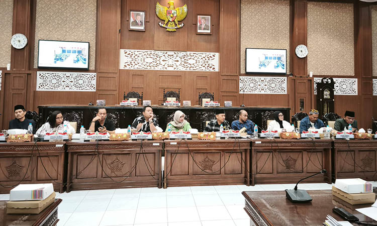 TOTALITAS: Pimpinan dan anggota komisi I DPRD Kota Probolinggo gelar RDP dengan sejumlah perangkat derah, guna memastikan ribuan non ASN diangkat menjadi PPPK.