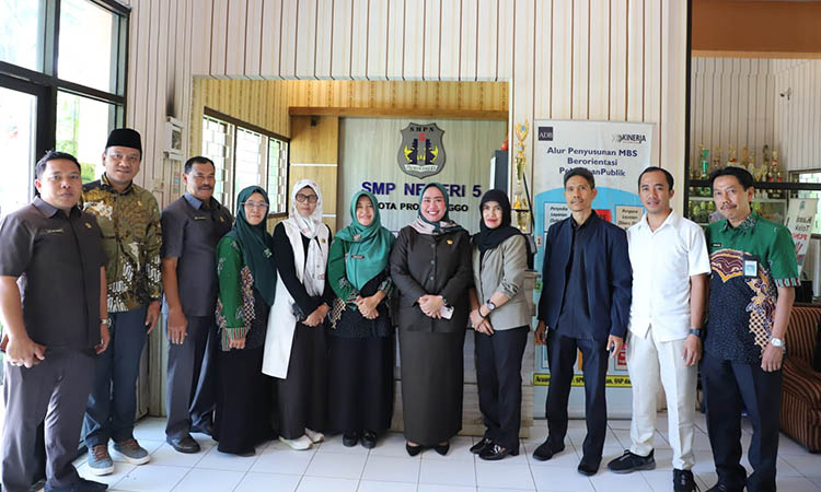TURUN LANGSUNG: Komisi I DPRD Kota saat sidak ke sejumlah SMP Negeri Kota Probolinggo. diantaranya di SMPN 5 dan SMPN 9 Kota Probolinggo, guna memastikan proses SPMB berjalan dengan lancar.