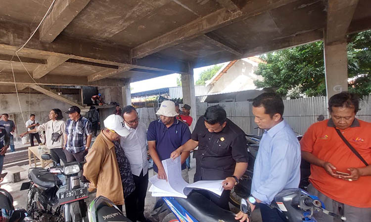 BAGIAN TUGAS: Komisi III saat sidak di proyek yang ada di Kota Probolinggo.