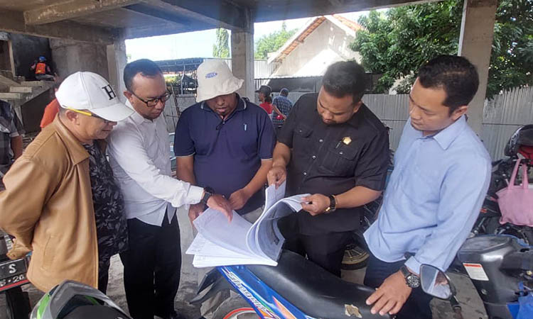 DATANGI LOKASI: Sejak awal pembangunan, Komisi III sudah turun sidak ke lokasi pembangunan Gedung Inspektorat, guna mengingatkan pelaksana dan konsultan pengawas untuk komitmen mengerjakan pekerjaan s