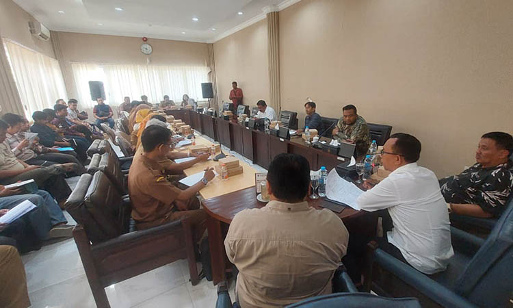 BANYAK PIHAK: Komisi III DPRD Kota Probolinggo, menggelar hearing dengan menghadirkan organisasi perangkat daerah  terkait dan semua penyedia serta konsultan pengawas yang tengah mengerjakan pembangun