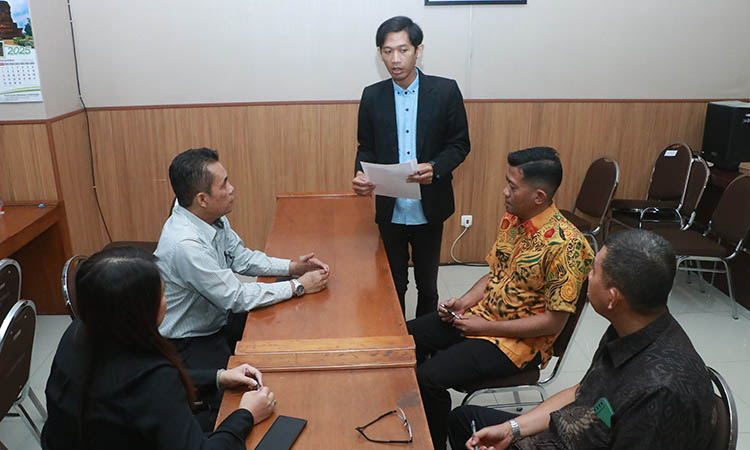 SELEKSI: Peserta mengikuti uji kelayakan dan kepatutan dalam seleksi Direktur Perumdam (duduk kanan) Tirta Argapura.