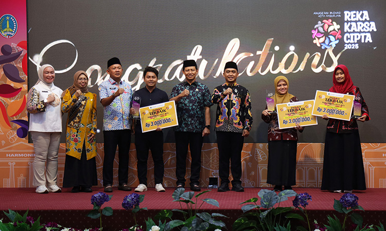 PUNYA TEROBOSAN: Para peraih inovator terbaik saat awarding Reka Karsa Cipta (RKC) 2025 bersama wali kota Pasuruan, wawali M Nawawi dan Kepala Bappelitbangda.
