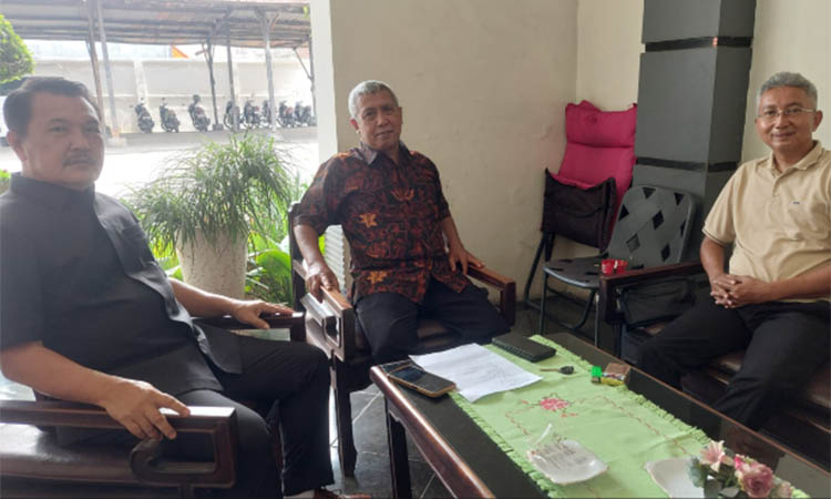 KOORDINASI POLITIK: Ketua DPC PDI Perjuangan Kota Probolinggo, Tommy Wahyu Prakoso (paling kanan) bersama Sekretaris dan Bendahara tengah diskusi