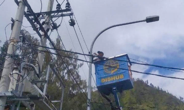 PEMELIHARAAN: Dishub melakukan pemeliharaan PJU di jalur menuju KSPN Bromo Tengger Semeru di Kecamatan Sukapura.