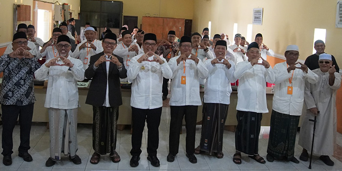 NAKHODA BARU: Pengurus MUI Kota Probolinggo dan perwakilan Jatim berpose bareng Wali Kota Probolinggo dr Aminuddin.