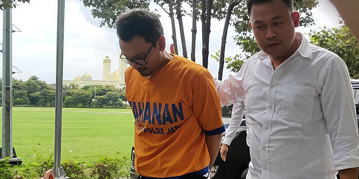 DALAMI MOTIF: Bripka Agus Saleman digiring ke Gedung Ditreskrimum Polda Jatim kemarin untuk pemeriksaan lanjutan.