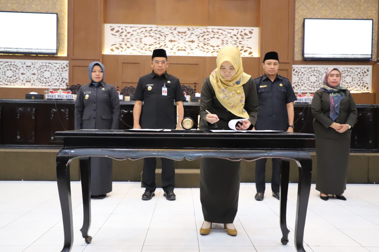 PENGESAHAN PERDA: Rapat paripurna DPRD Kota Probolinggo dengan agenda pengesahan Raperda menjadi Perda merupakan proses sinergi.