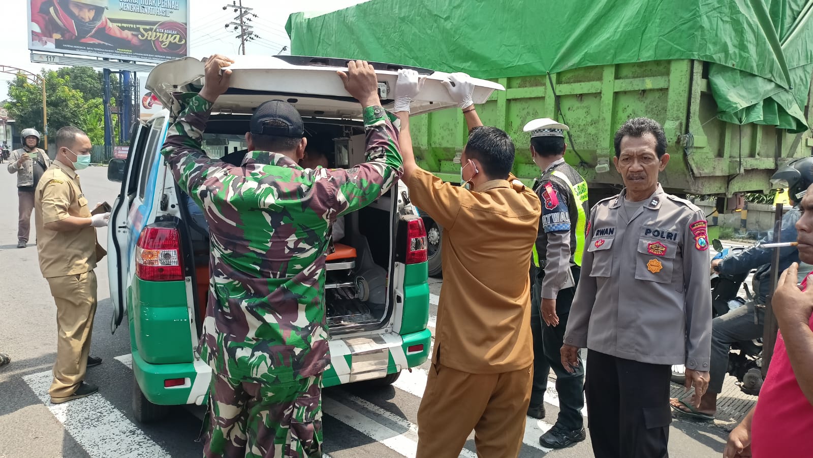 EVAKUASI: Anggota kepolisian bersama petugas kesehatan mengevakuasi korban dari lokasi kejadian ke kamar jenazah RSUD dr. Mohamad Saleh.