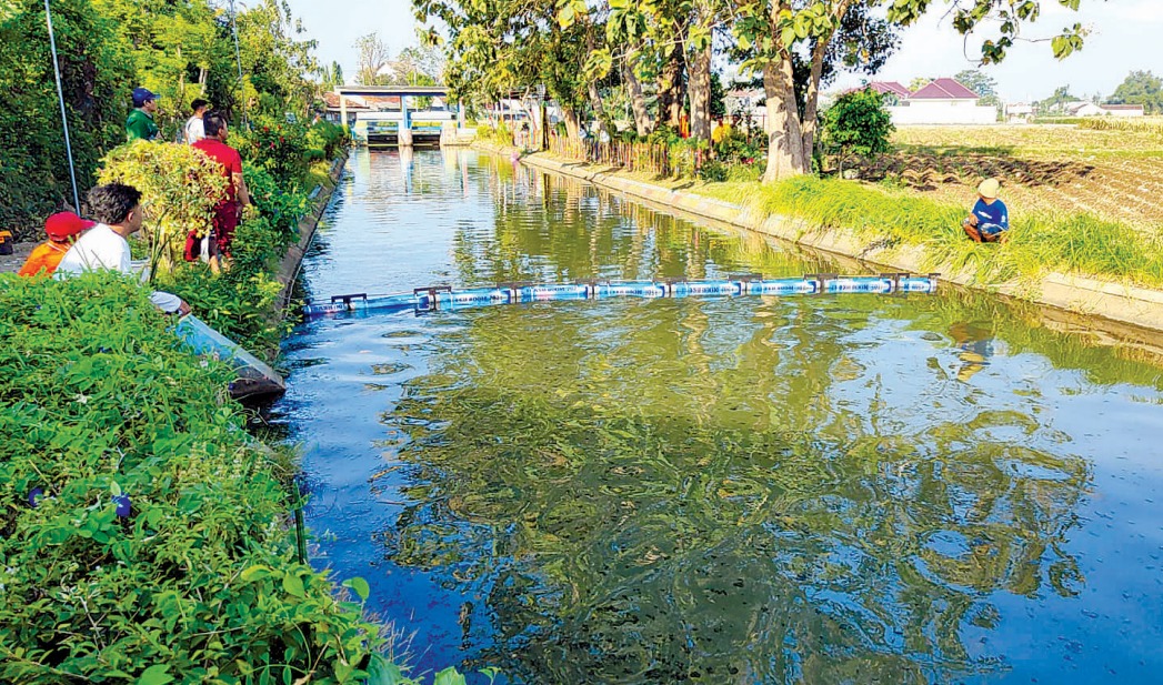JAGA KUALITAS AIR: Salah satu treshboom ditempatkan di DAM Amsterdam-Wiroborang, selain mejaga sungai dari pencemaran, sungai jadi bersih dan membawa manfaat luar biasa bagi lingkungan dan masyarakat
