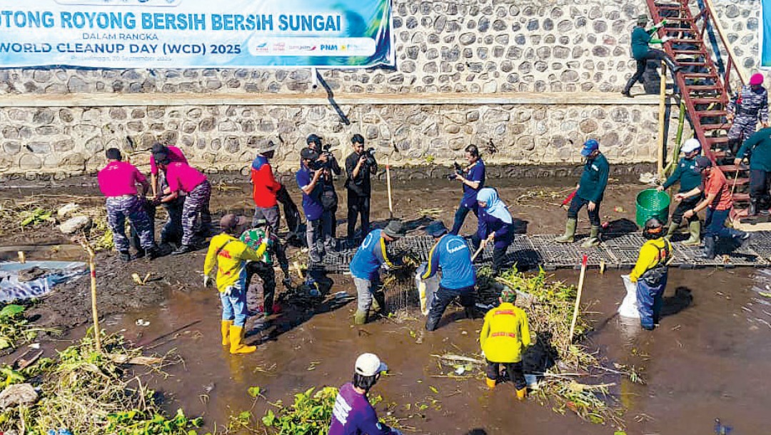 KOLABORASI: Dalam kegiatan World Clean Up Day, Gubernur Jawa Timur Khofifah Indar Parawansa bersama Wali Kota Probolinggo dr. Aminuddin dan seluruh unsur masyarakat terjun langsung bersih-bersih Sunga