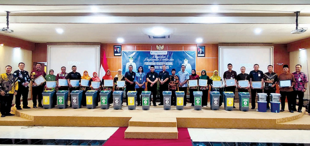 PENGHARGAAN: Wali Kota Probolinggo dr. Aminuddin, Sp. OG(K)., M.Kes. berfoto bersama para peraih penghargaan Adiwiyata Mandiri, Adiwiyata Nasional, dan penghargaan Proklim Utama.