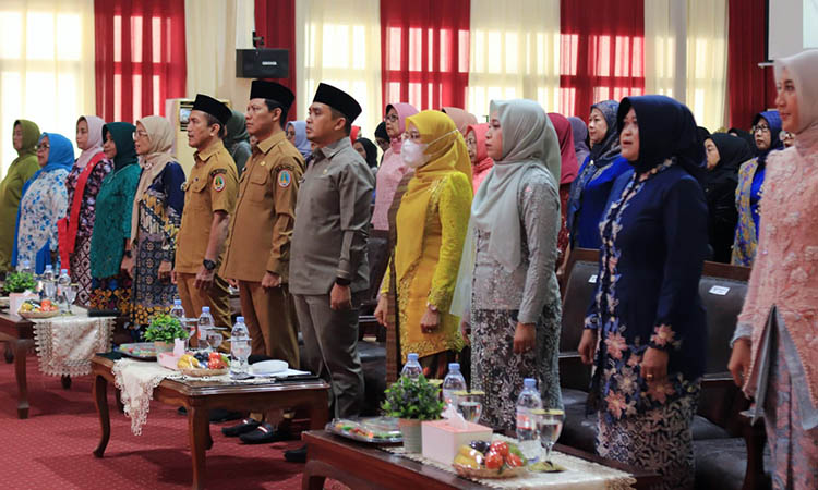 PERAYAAN: Wali Kota Pasuruan, H Adi Wibowo S.Tp., dan jajarannya, bersama dengan perempuan Kota Pasuruan rayakan Hari Ibu ke-97 pada Senin (22/12).