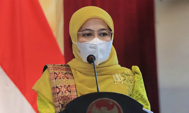 PEREMPUAN BERDAYA: Ketua TP PKK Kota Pasuruan, Suryani Firdausi Adi Wibowo S.Sos.i., M.Ikom saat berikan sambutan di Hari Ibu ke-97.