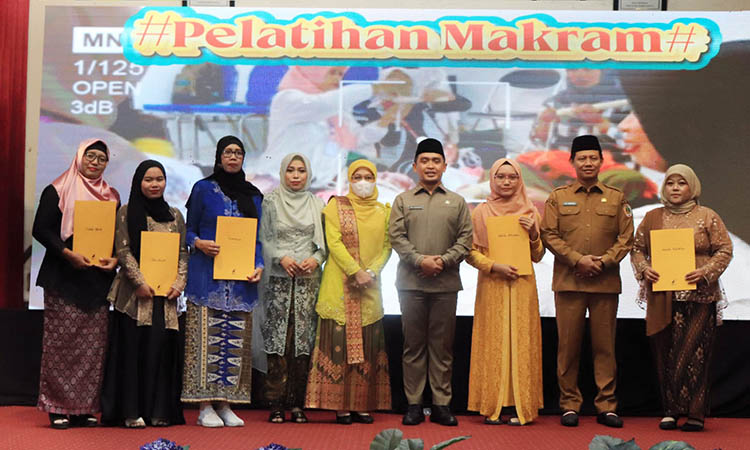 BERIKAN APRESIASI: Wali Kota, Wakil Walikota dan istri saat memberikan penghargaan dan apresiasi terhadap perempuan yang bekerja sebagai driver ojek online.