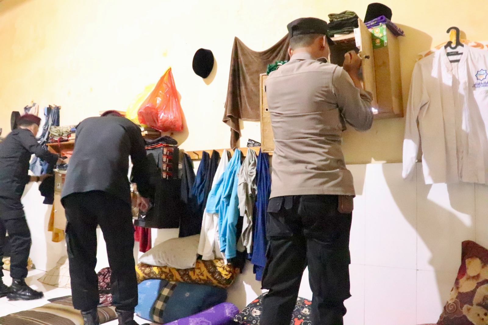 DIGELEDAH: Petugas gabungan melakukan penggeledahan kamar warga binaan. Hasilnya, ditemukan banyak barang terlarang.