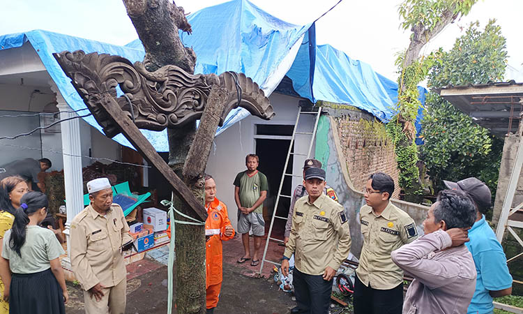 ASESMEN: Petugas gabungan BPBD Kabupaten Pasuruan, Kecamatan Pandaan serta Pemdes Durensewu, saat mendatangi rumah korban yang disapu angin kencang. Bantuan kedaruratan berupa terpal telah terpasang.