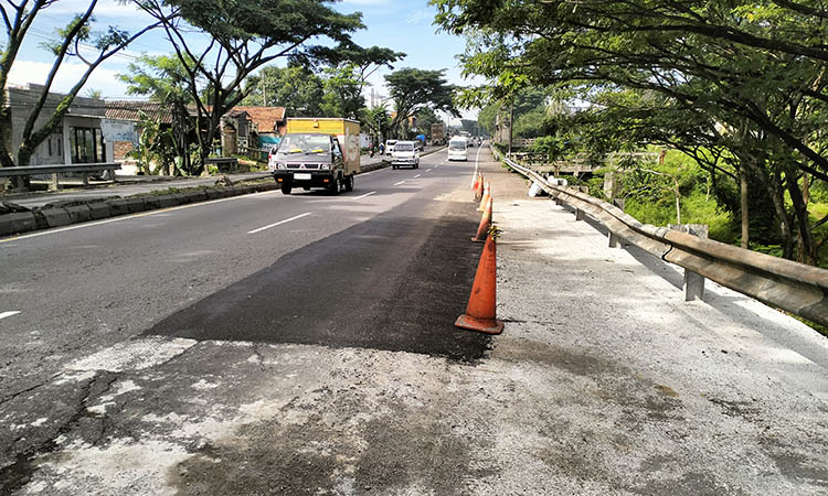 DIPASANGI TRAFFIC CONE: Pengerjaan TPT yang sudah rampung. Untuk memastikan aman, traffic cone dipasang sebagai tanda.