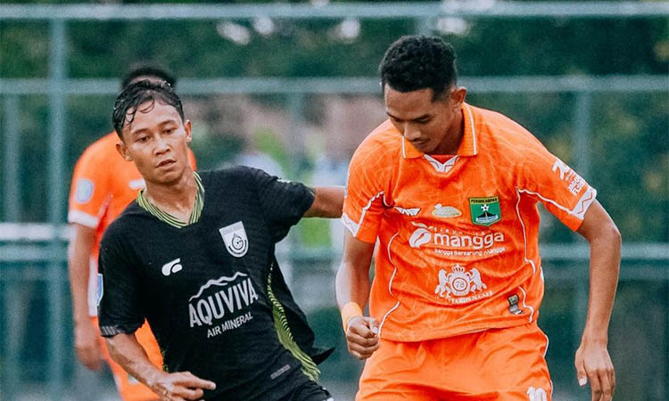 LINCAH: Pemain Persekabpas, Nofi Atmaja saat melewati hadangan pemain lawan.