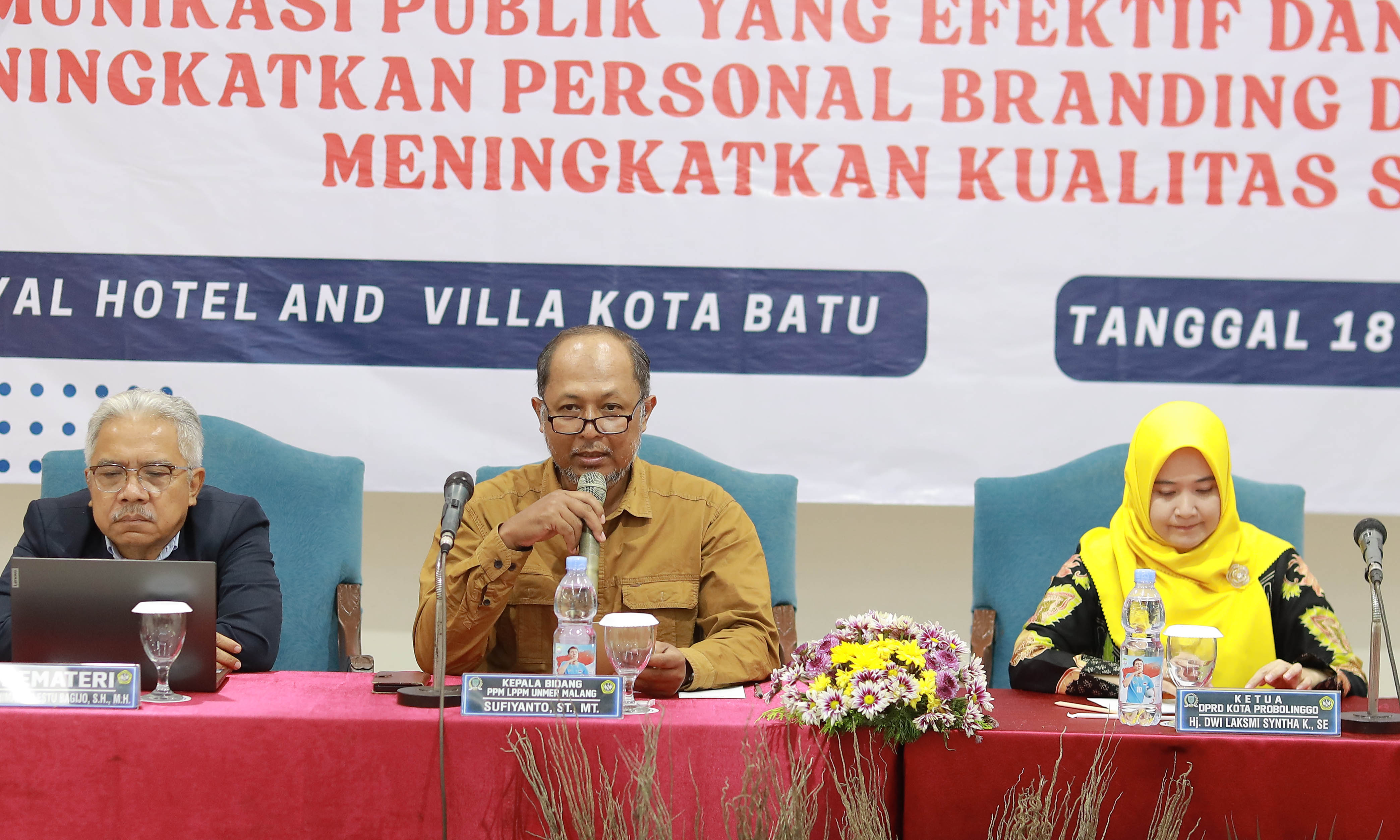 OPENING: Ketua DPRD Kota Probolinggo, Hj. Dwi Laksmi Syntha Kusumawardhani, S.E bersama kedua narasumber saat membuka kegiatan bimtek DPRD Kota Probolinggo.