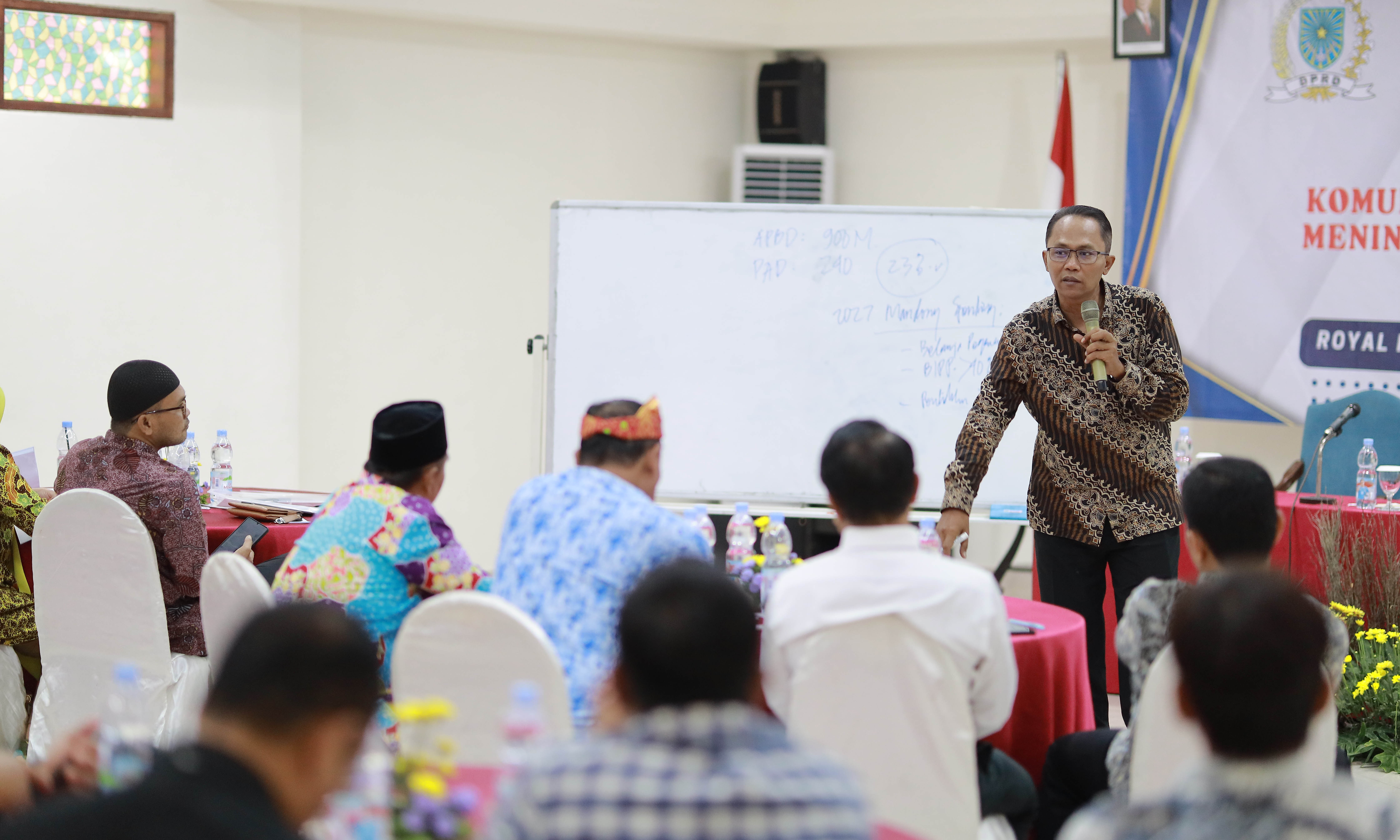 BANYAK BELAJAR: Arif Suhardiman, S.E, A.K, M.AP, pemateri kedua bimtek DPRD Kota Probolinggo menyampaikan materi dan berinteraksi dengan seluruh anggota DPRD Kota Probol