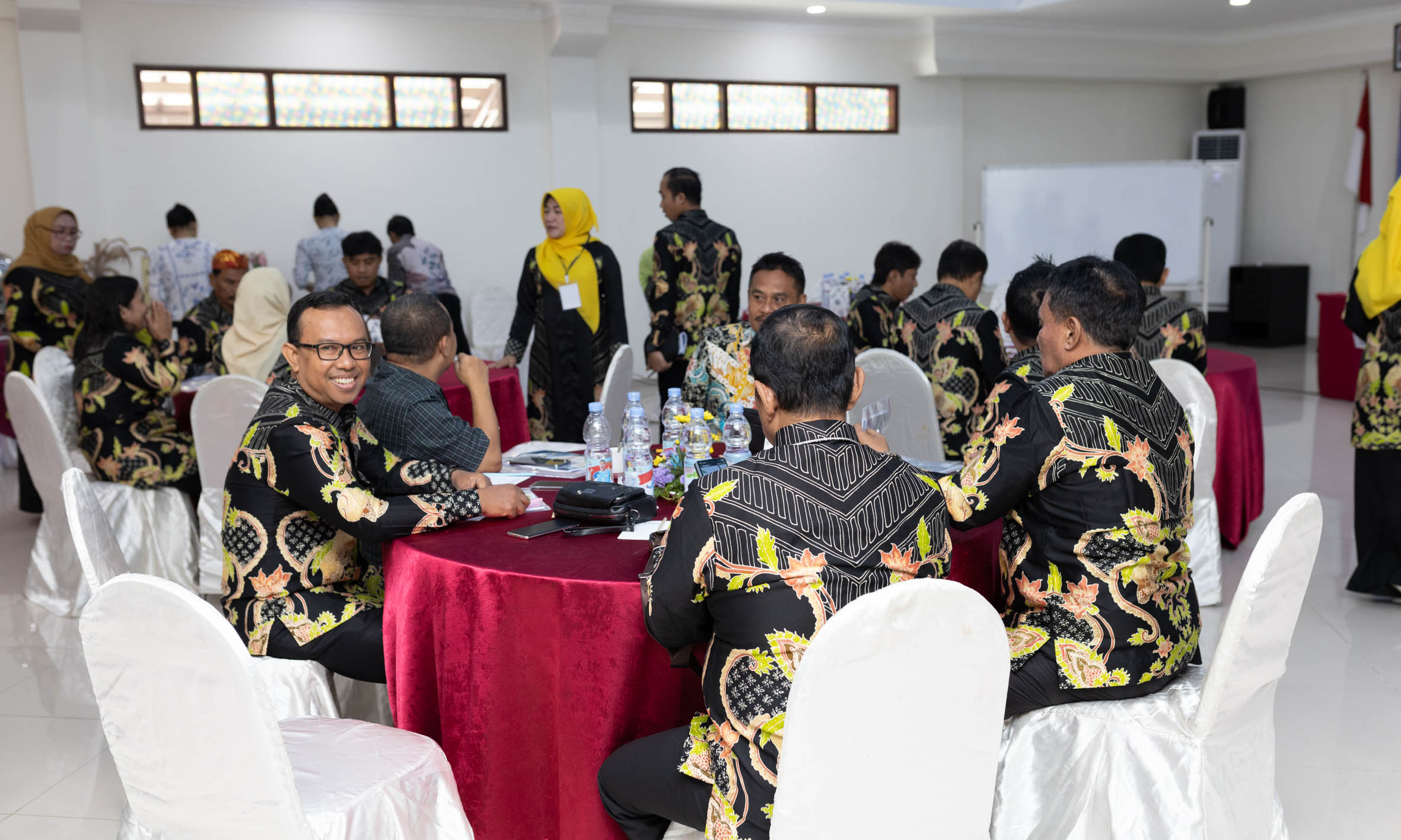 TAMBAH ILMU: Pimpinan dan anggota DPRD Kota Probolinggo tampak antusias dan serius mengikuti materi Bimtek DPRD Kota Probolinggo yagn disampaikan oleh pemateri.