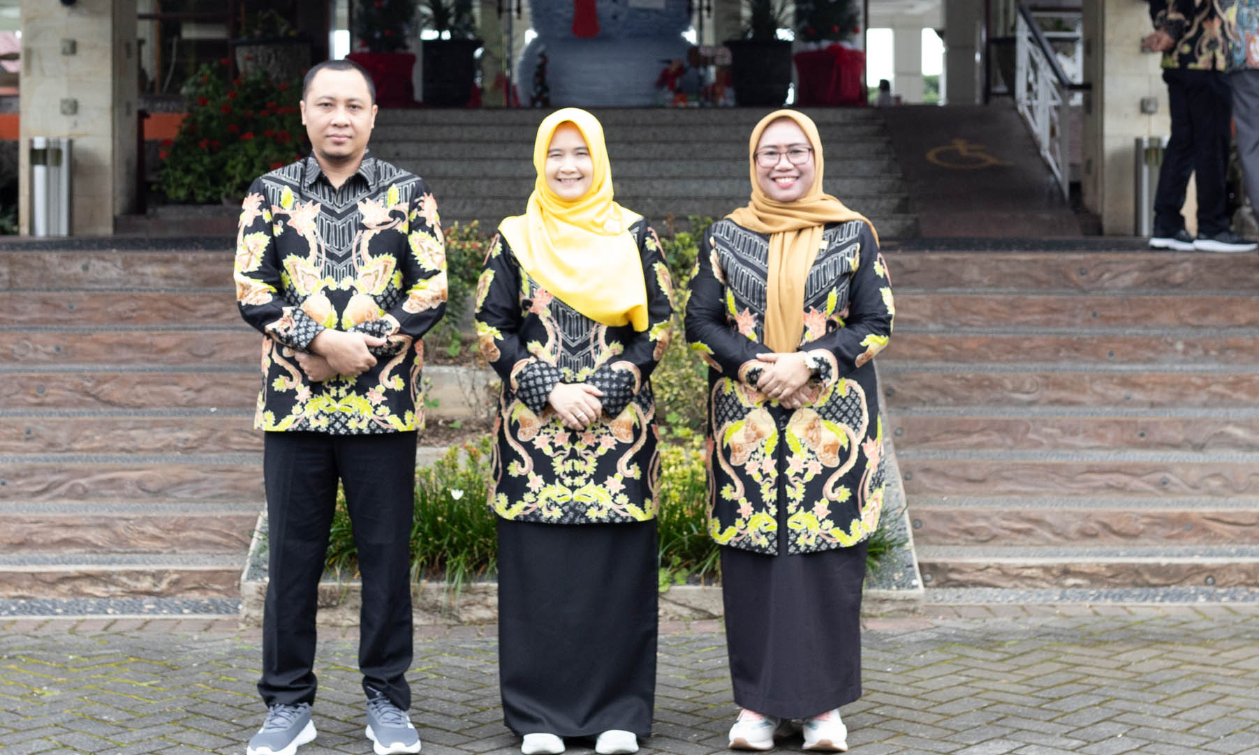 PARA PIMPINAN: Dari kiri H. Abdul Mujib Wakil Ketua I, tengah Ketua DPRD, Hj. Dwi Laksmi Syntha Kusumawardhani, S.H, dan Wakil Ketua II, Santi Wilujeng Prastyani.