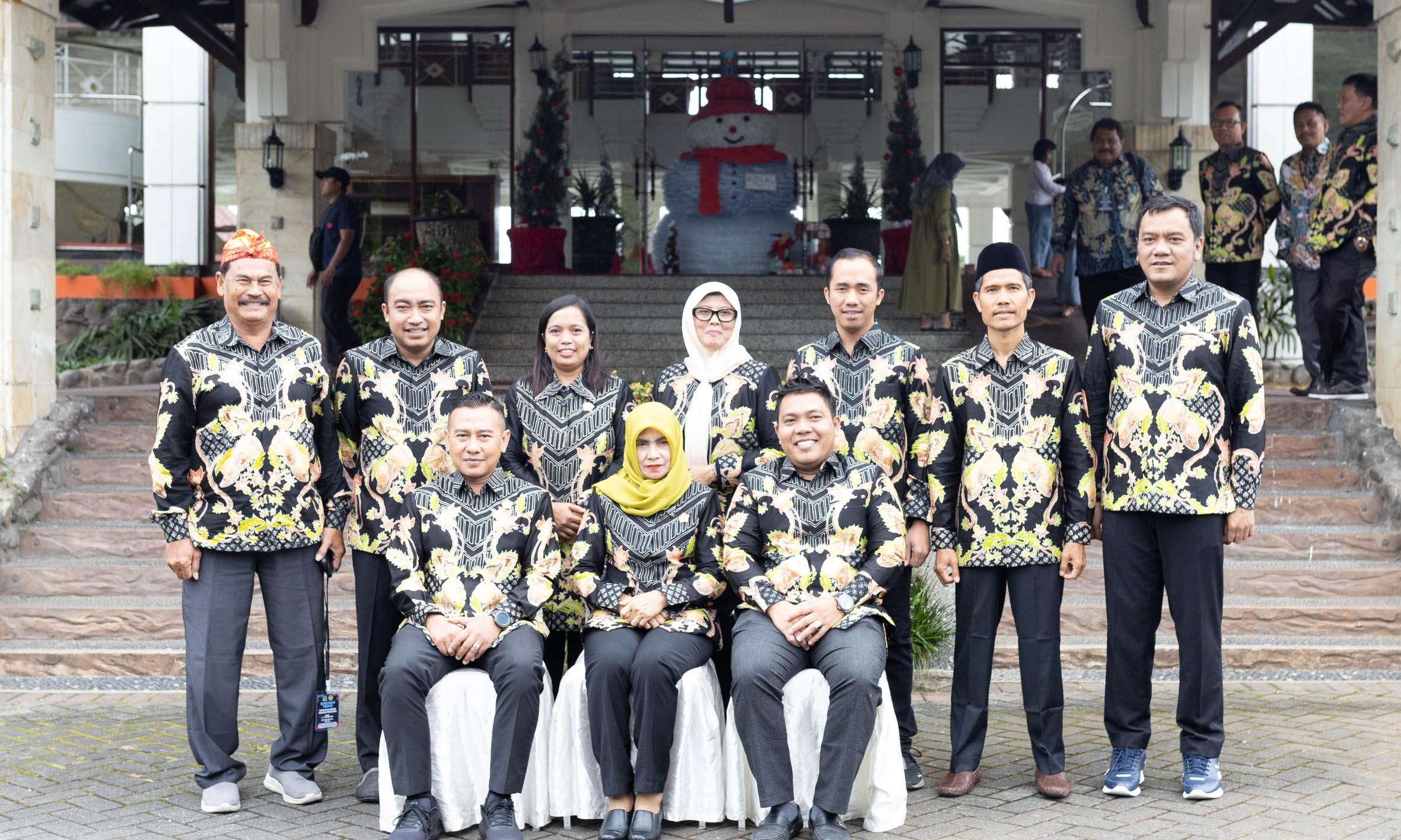 KOMISI I: Pimpinan (Depan duduk) dan anggota (Berdiri) Komisi I DPRD Kota Probolinggo foto bersama sesuai mengikuti Bimtek DPRD Kota Probolinggo.