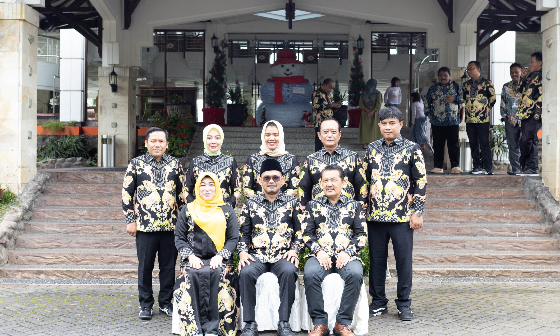 KOMISI II: Pimpinan (Depan duduk) dan anggota (Berdiri) Komisi II DPRD Kota Probolinggo foto bersama sesuai mengikuti Bimtek DPRD Kota Probolinggo.