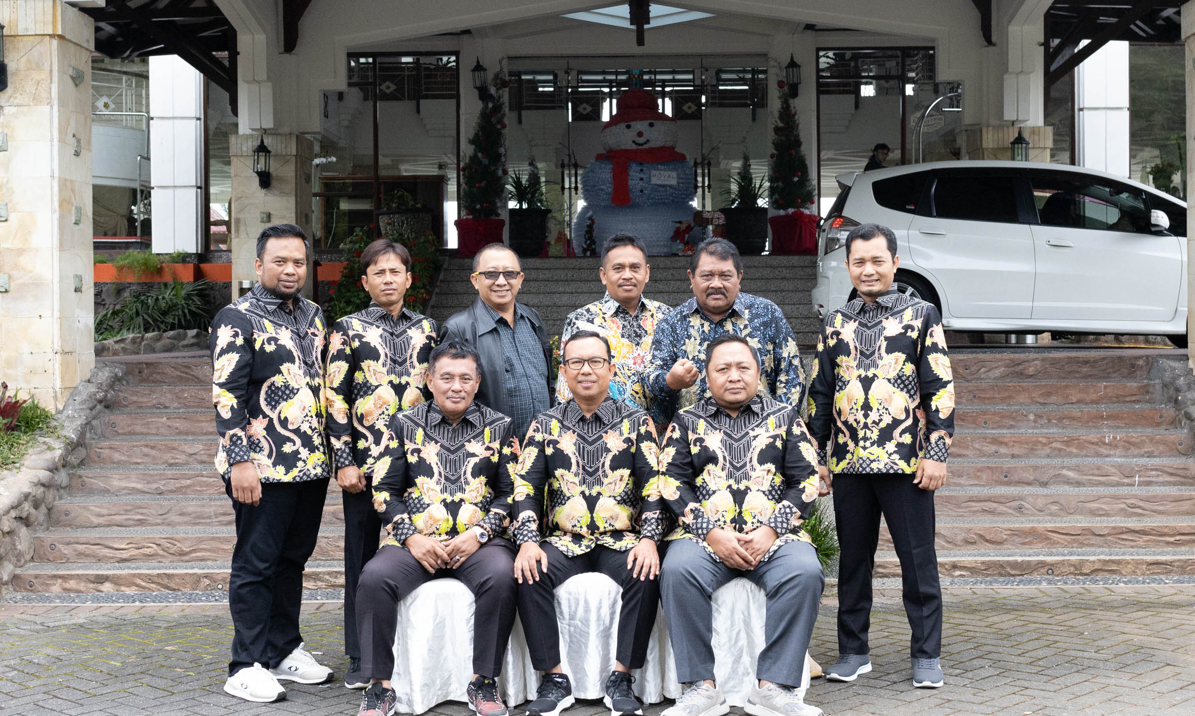 KOMISI III: Pimpinan (Depan duduk) dan anggota (Berdiri) Komisi III DPRD Kota Probolinggo foto bersama sesuai mengikuti Bimtek DPRD Kota Probolinggo.