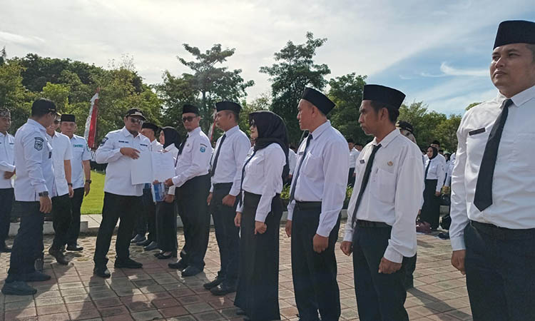 RESMI: Wabup Probolinggo Fahmi AHZ saat prosesi penyerahan SK pppk paruh waktu di lingkungan pemkab kabupaten Probolinggo.