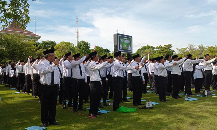 GEMBIRA: Para PPPK setelah menerima SK pengangkatan.