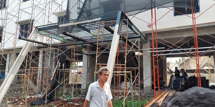 BELUM RAMPUNG: Proyek pembangunan gedung Inspektorat Kota Probolinggo yang diputus kontrak. (Arif Mashudi/ Radar Bromo)