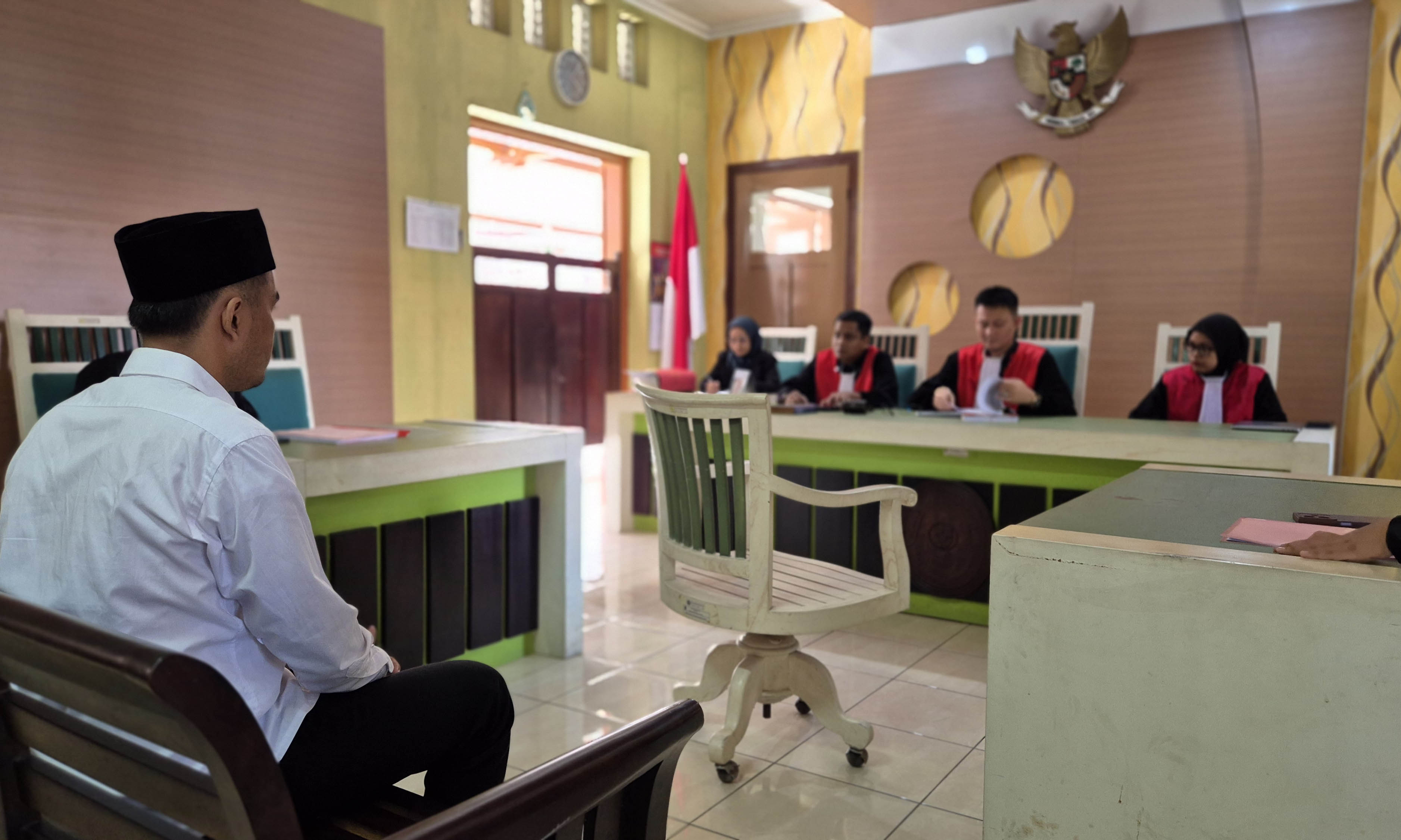 TERDAKWA: Alfan Guntur Nuriansyah saat duduk di kursi pesakitan dan mendengarkan vonis di Pengadilan Negeri Pasuruan, Selasa (23/12) siang.