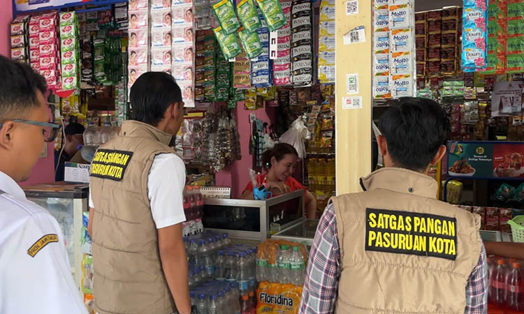 CEGAH PELANGGARAN: Satgas pangan Polres Pasuruan Kota dan sejumlah instansi terkait saat mengecek bahan pokok di Pasar Kebonagung.