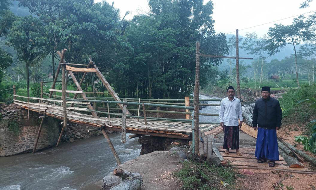 SEMENTARA: Jembatan darurat yang sudah dibangun di Desa Andungbiru, Kecamatan Tiris. Perbaikan jembatan yang rusak baru bisa dilakukan tahun 2026.