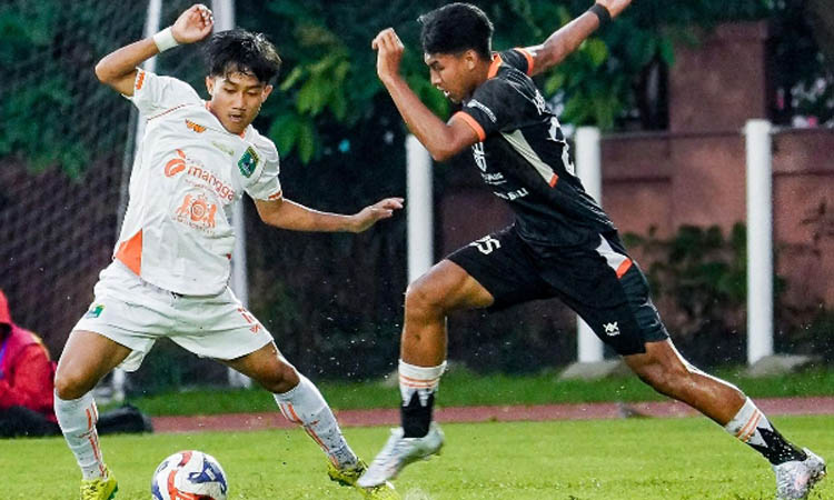 KETAT: Laga antara Persekabpas dan Perseden Denpasar di Lapangan Thor, Selasa (23/12) sore.