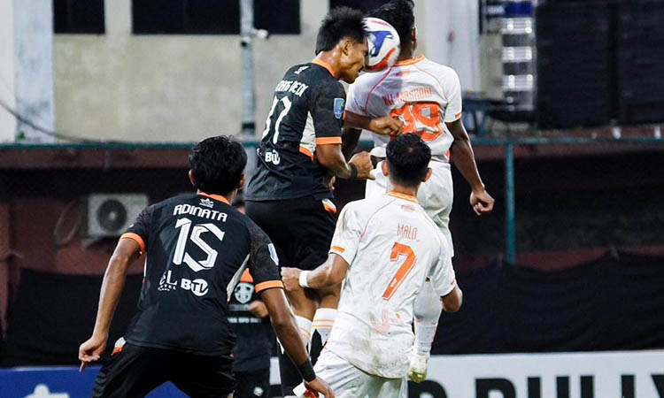 KALAH: Duel antara Persekabpas dan Perseden yang berlangsung di Lapangan Thor, Selasa (23/12) sore. Persekabpas gagal mendulang poin di laga ini.