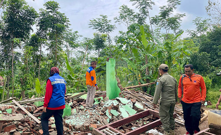 AMBRUK: Petugas gabungan melakukan asesmen rumah yang rusak akibat cuaca ekstrem di Kecamatan Krucil beberapa waktu lalu.