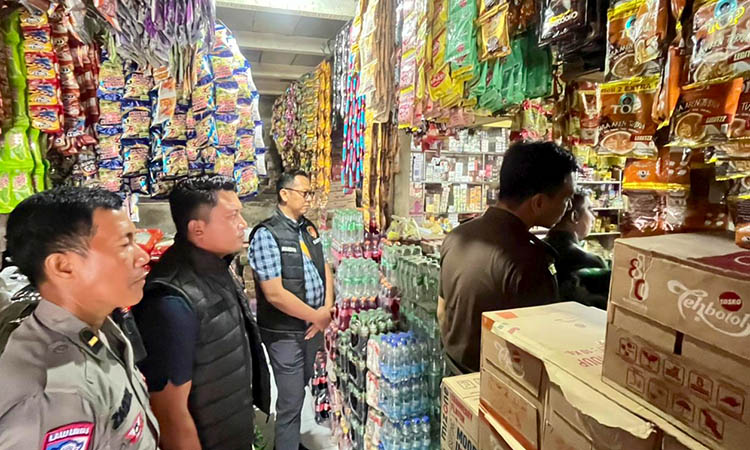 CEK PASAR: Satgas Pangan Polres Probolinggo saat mengecek ketersediaan bapokting di Pasar Sukapura.